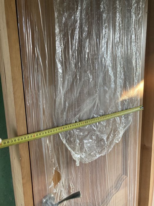 Нові деревʼяні двері в туалет та ванну, з ручками, навісами та лиштвою