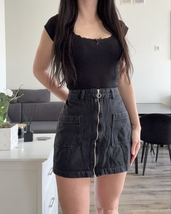 Czarna spódnica jeansowa PrettyLittleThing
