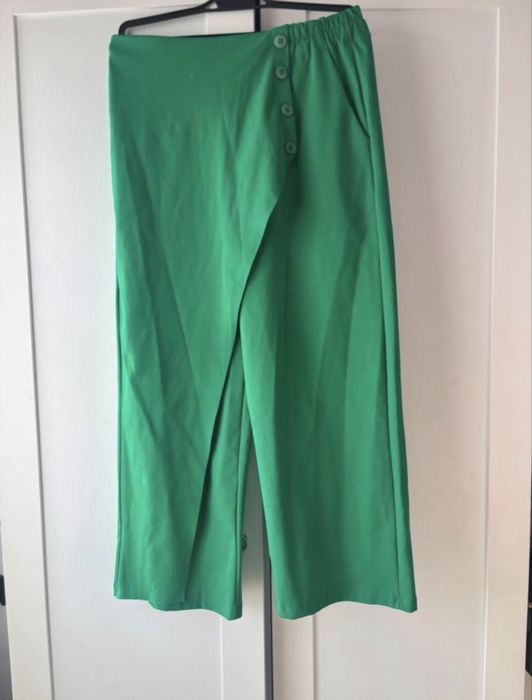 Zielone asymetryczne spodnie culottes z guzikami bawelna Made in Italy