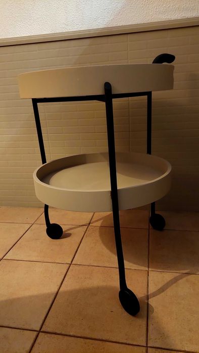 Mesa de apoio com rodas