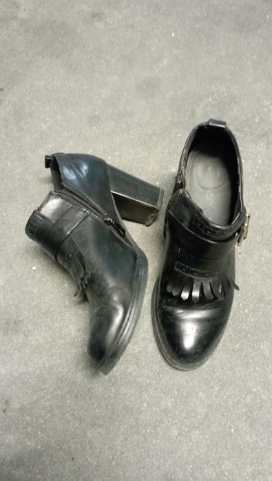 Botas preta e rosa são n38 e a última bota n40  n40