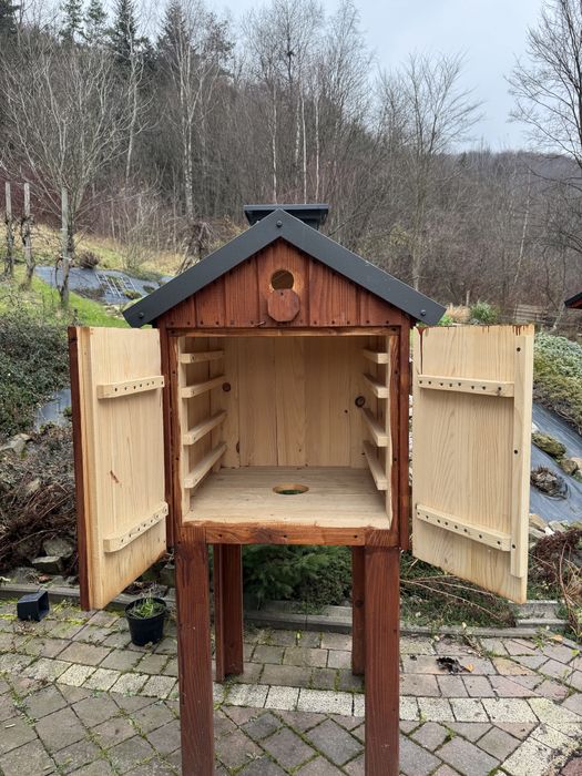 Wędzarnia drewniana - solidna na nogach - eleganckim daszkiem