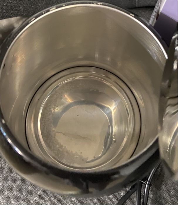 Електрочайник Grunhelm EKS-1928B протікає