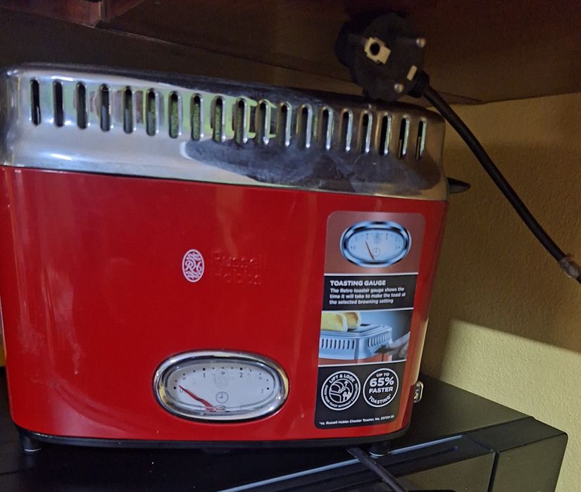 Torradeira tipica inglesa moderna nova e funciona na perfeição .