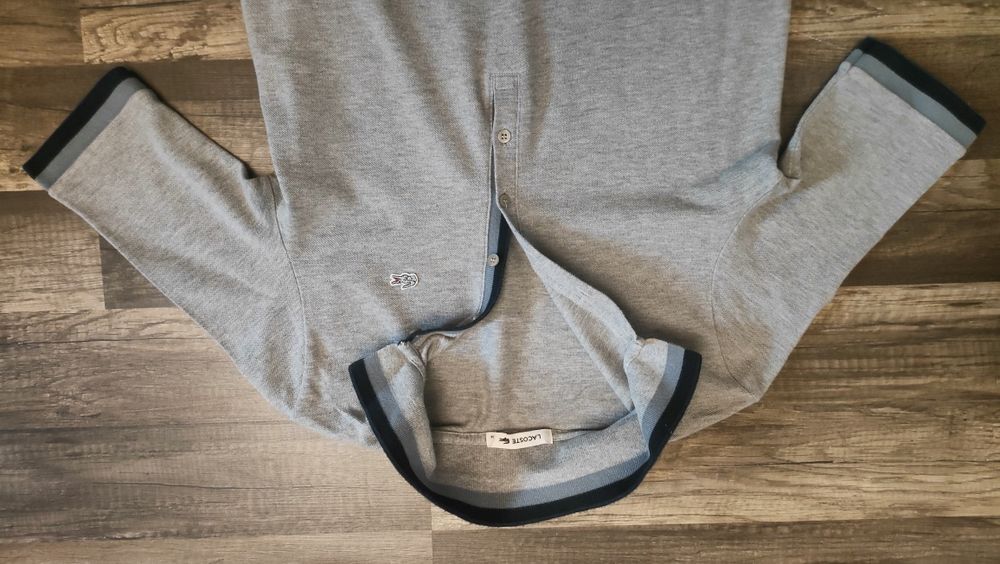 świetna sukienka Lacoste