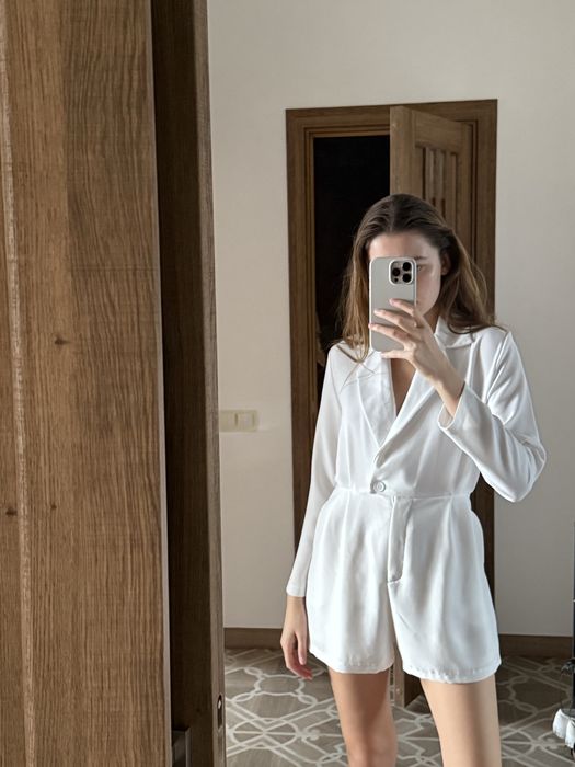 Женский деловой сарафан белый с шортами костюмчик