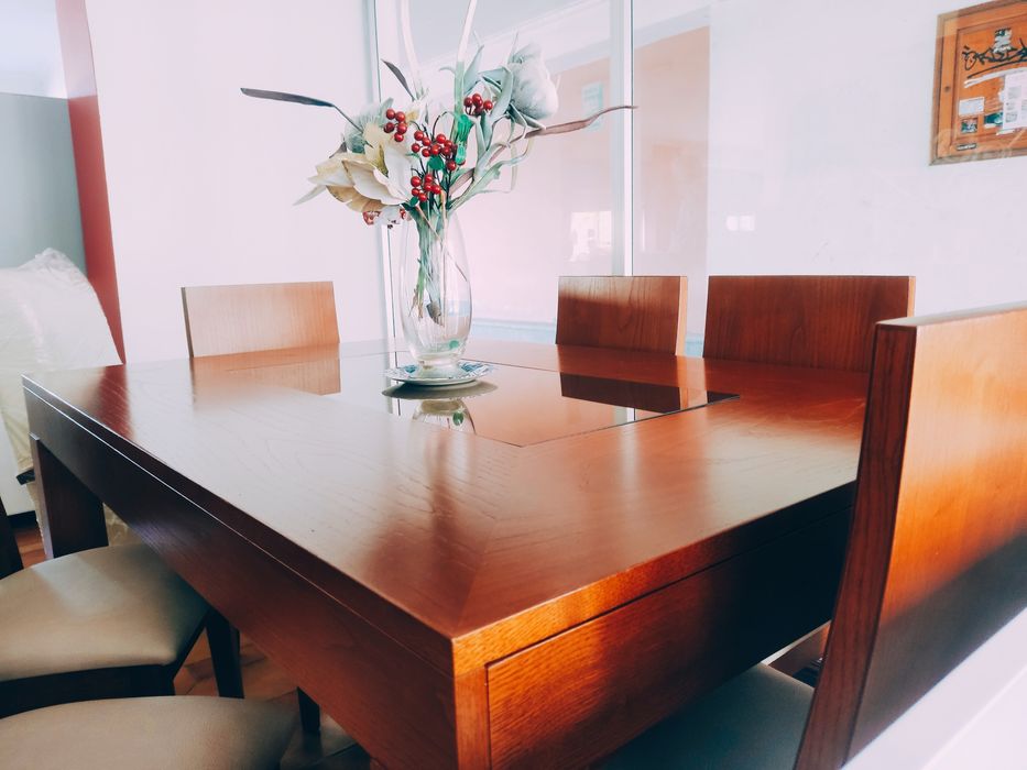 Mesa de sala NOVA em castanho envernizado