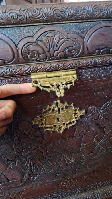 Arca em madeira entalhada