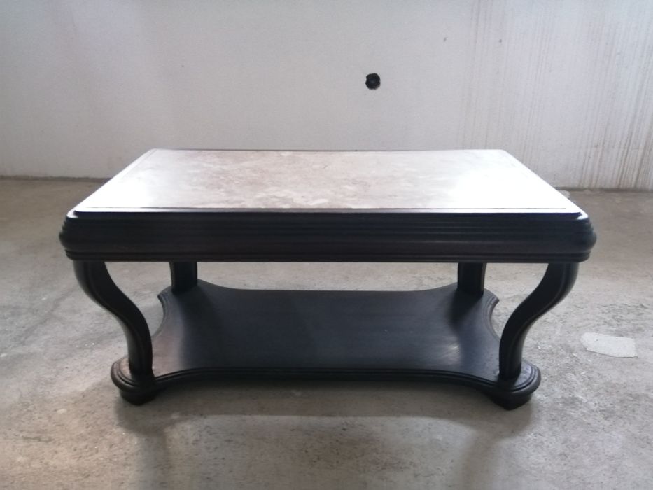 Mesa de centro com tampo em mármore.