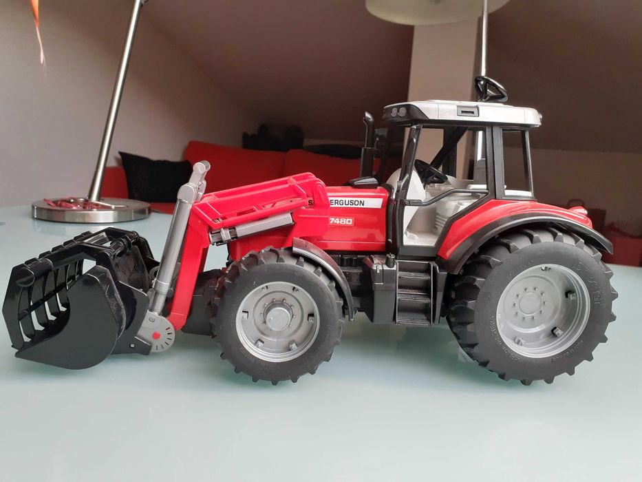 Trator Massey Ferguson 7480 (Bruder)