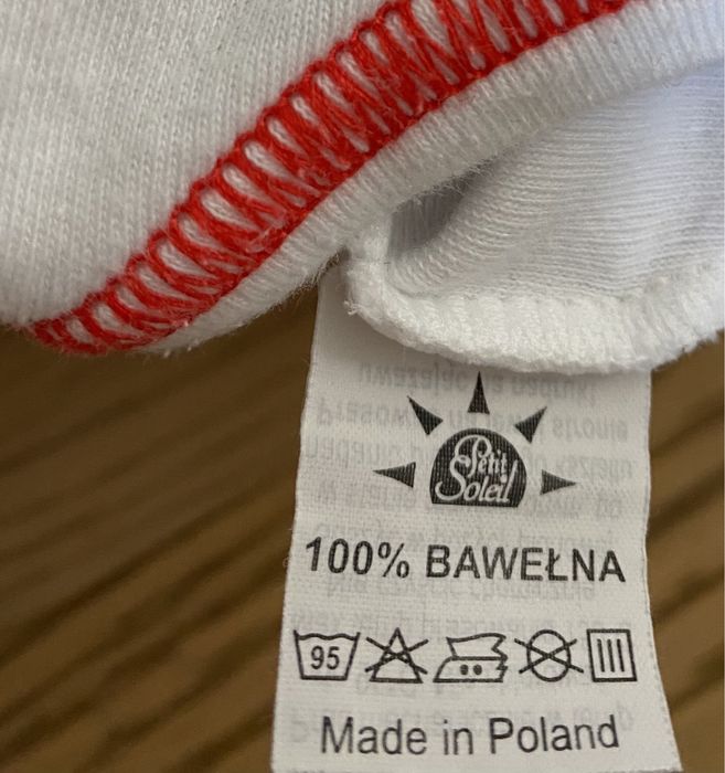 Białe śpioszki z czerwonym haftem
