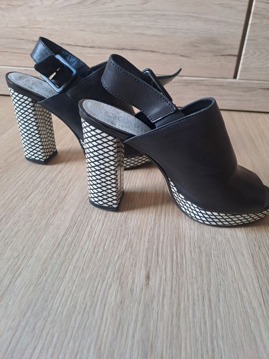 Buty Carinii na obcasie 36