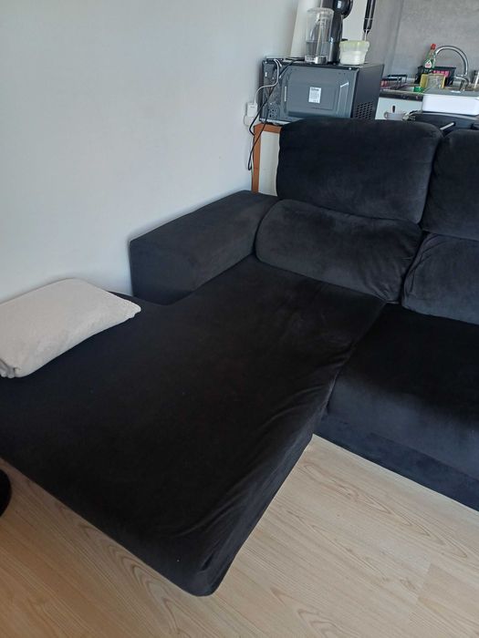 Sofa preto com arrumação