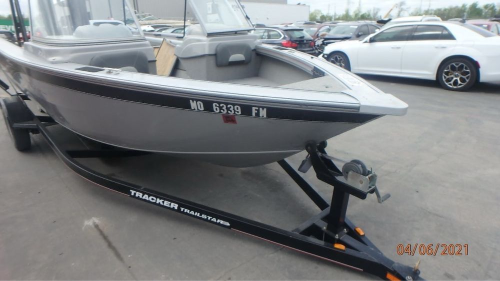 Моторний човен Tracker targa