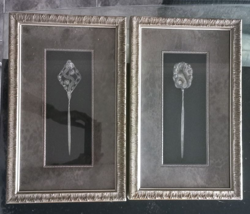 Dois quadros cor prateada com colheres de metal artísticas
