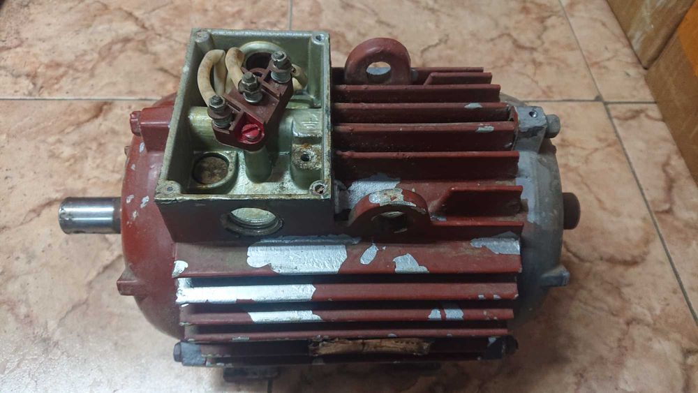 Три двигуна - асинхронні СССР.