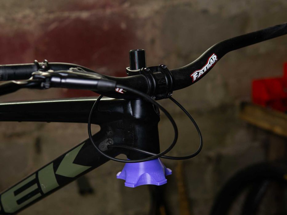 Stabilizator/uchwyt serwisowy kierownicy