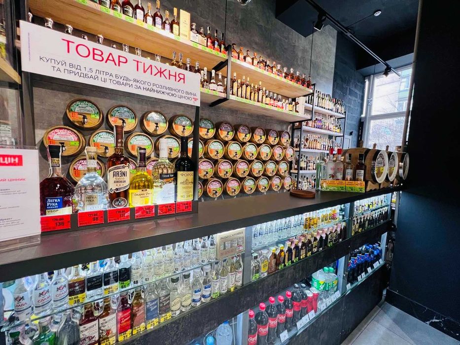 продаж/оренда спеціалізованих (алкоголь, тютюн) мереж магазинів