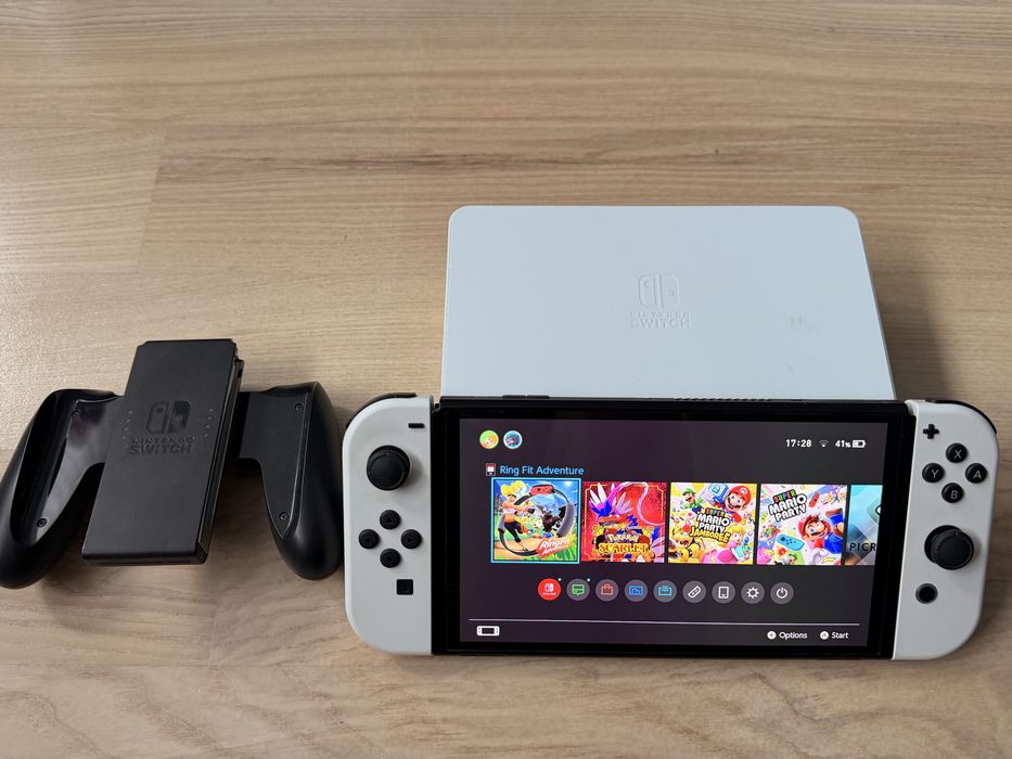 Nintendo Switch OLED v2 + Pad Controller Pro + Karta 256 GB + Etui