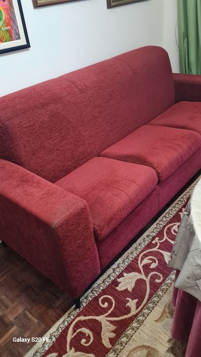 Sofá 2m30cm comprimento, 88cm largura,70 cm altura. Cor bordeaux. Bom.