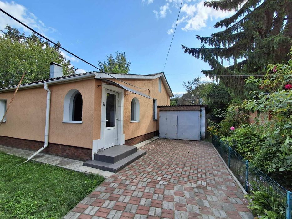 Продаж двохкімнатної квартири на землі в центрі.