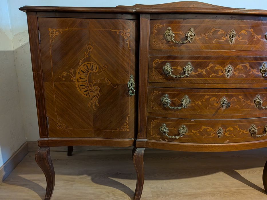 Aparador antigo em boas condições