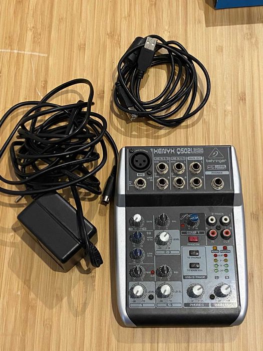 Mesa de Som Behringer Q502USB