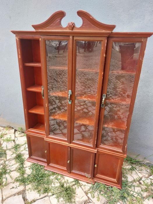 Cristaleira em miniatura

Dimensões:
Altura - 52cm
Largura - 37cm
Fundo - 10cm

*uma das portas, falta o vidro.

A levantar em Lisboa, Graça.