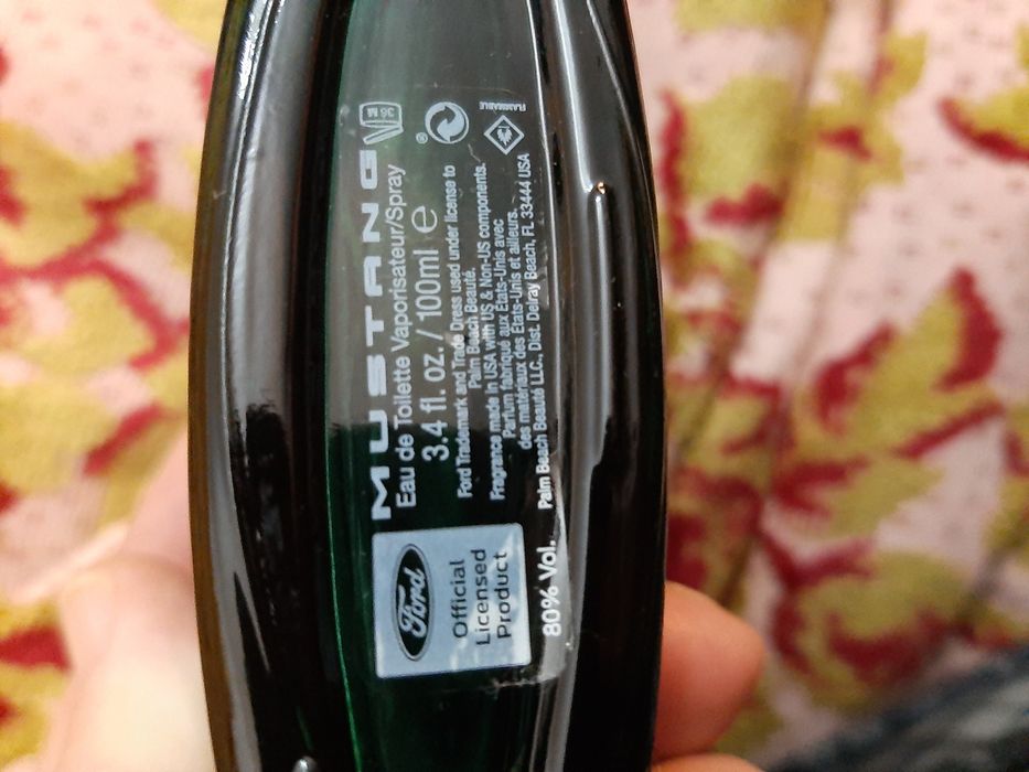 EA DE TOILETE Mustang for men black and Green.