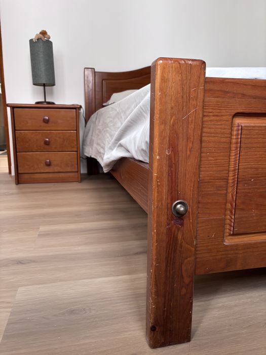 Cama de casal em madeira maciça + 2 mesas de cabeceira + estrado