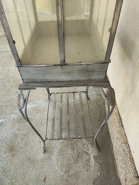 Estufa pequena em ferro e acrílico