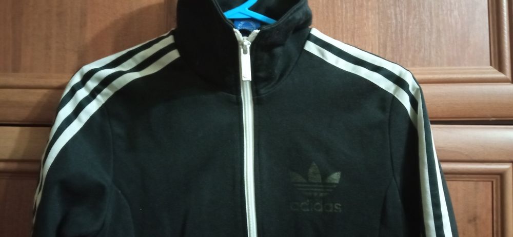 Фирменная спортивная курточка бренда ADIDAS р. 42