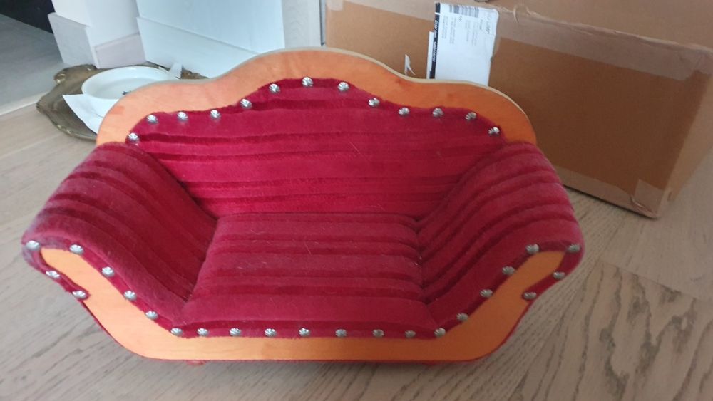 Wiktoriańska sofa/legowisko w stylu  Biedermeier dla lalek/ dla kota