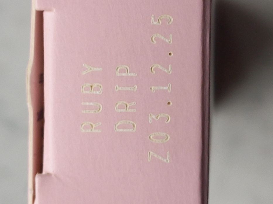 Błyszczyk-serum z peptydami Ruby Drip Avon