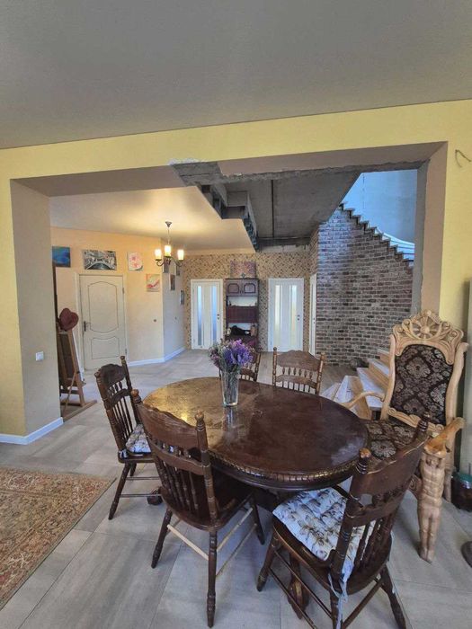 будинок для комфортного життя : паркомісце, краєвид, затишок