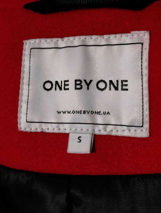 Червоне пальто "ONE BY ONE" Осінь - Весна . Довжина 122 см.
