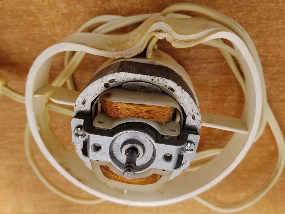 Двигатель,моторчик в вентилятору.