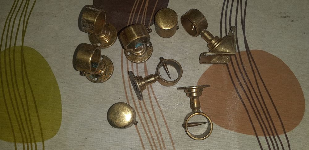 Cabides antigos em metal e buda