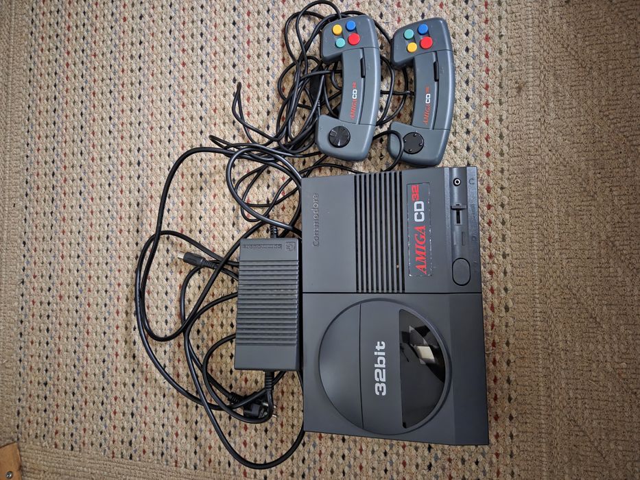 Commodore Amiga CD32 + Jogos