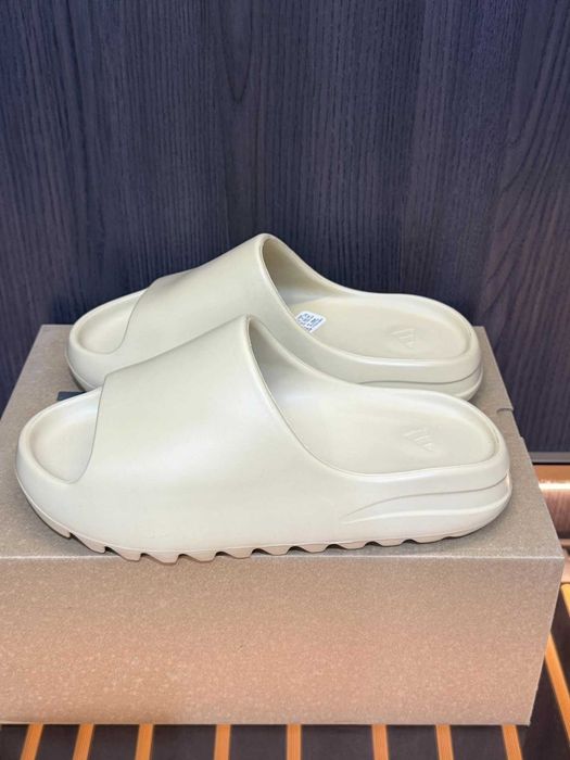 Biały kapcie Adidas Yeezy 43