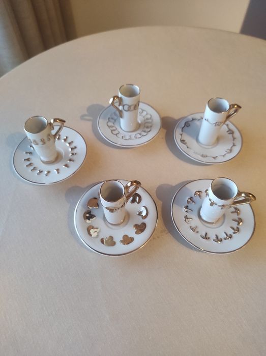 Conjunto de 5 chávenas diferentes em pasta de Limoge