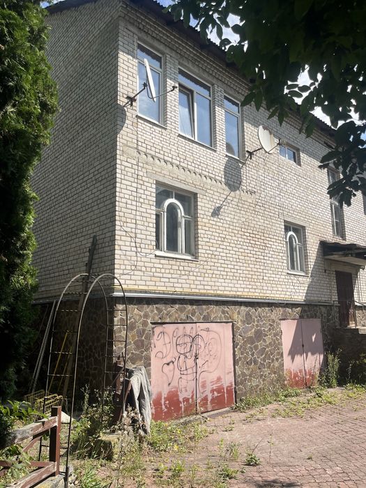 Продається  будинок на 4-ри квартири