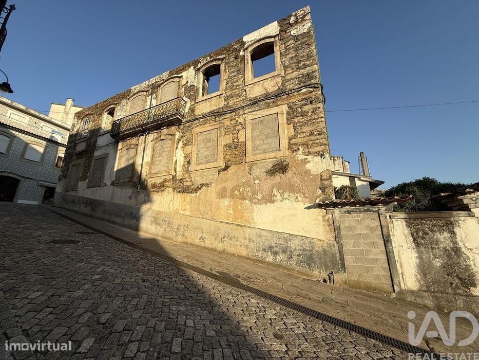 Prédio em Peso da Régua e Godim de 1092,00 m2
