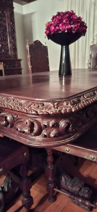 Mesa e aparador antigos