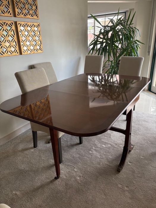 Mesa de jantar em madeira
