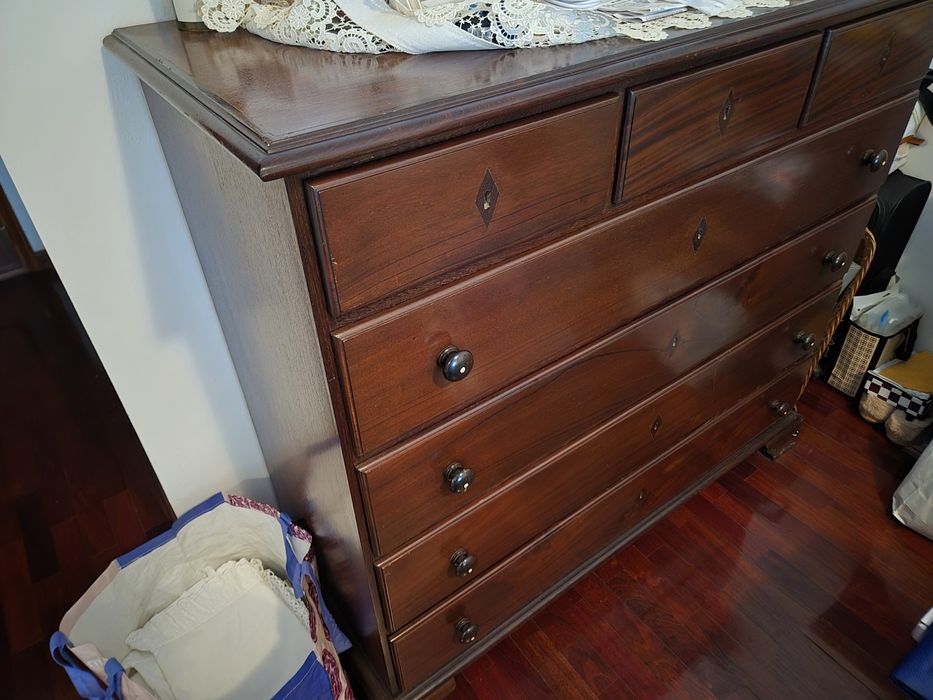 Cómoda em madeira maciça