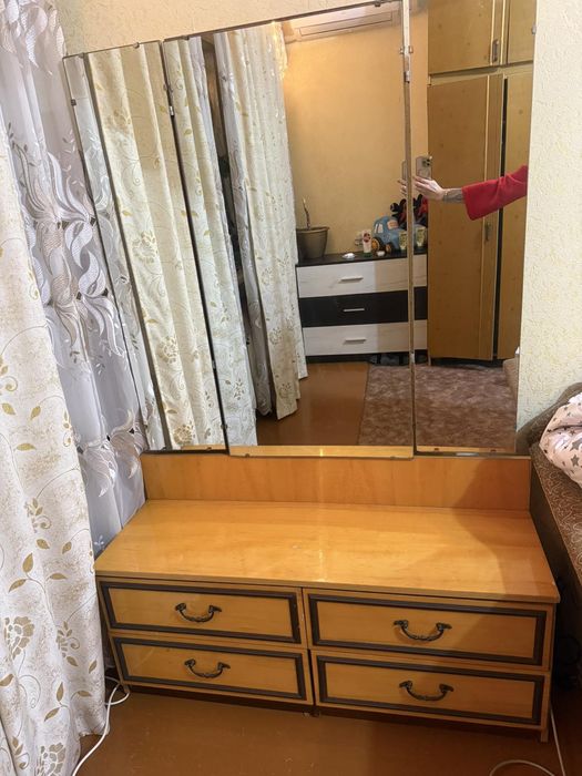Трюмо с комодом и зеркалом
