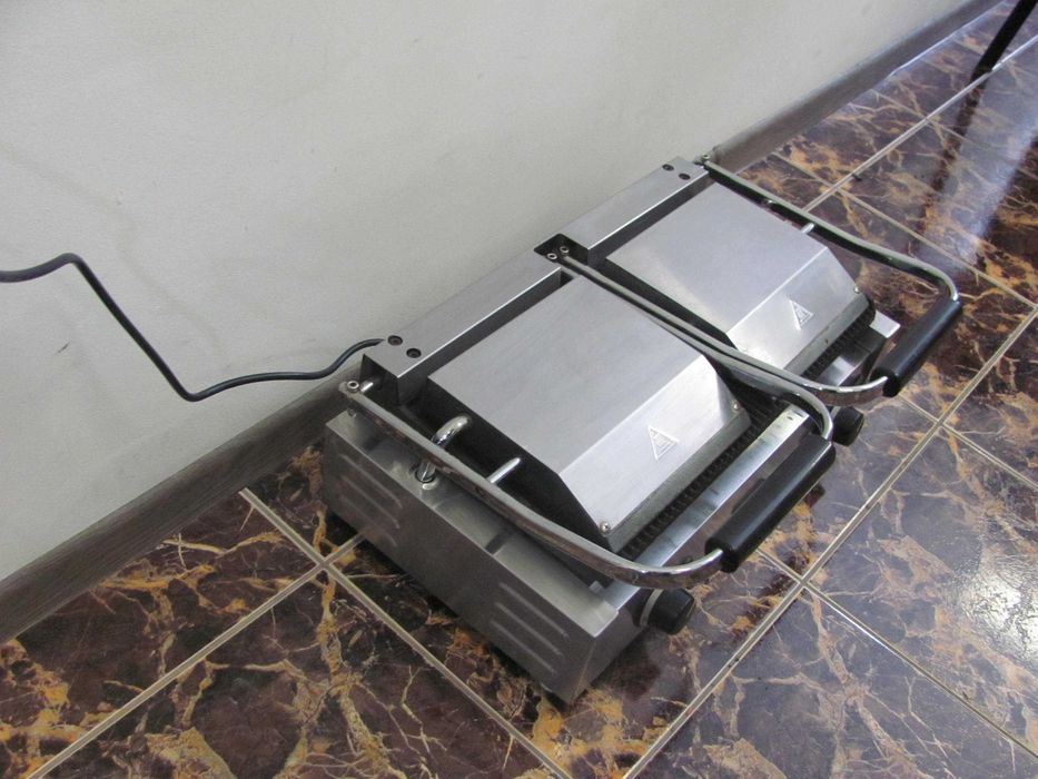 Grill kontaktowy podwójny - góra i dół ryflowane Hendi 263709