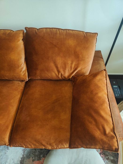 Sofá de veludo castanho caramelo