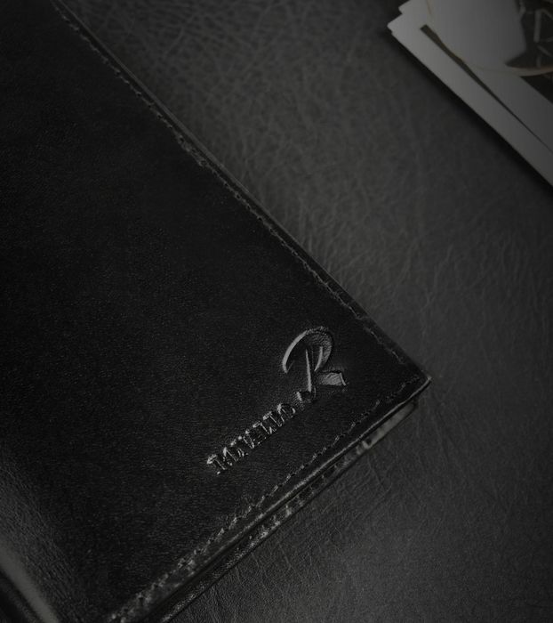 pojemny, pionowy portfel męski z połyskującej skóry naturalnej